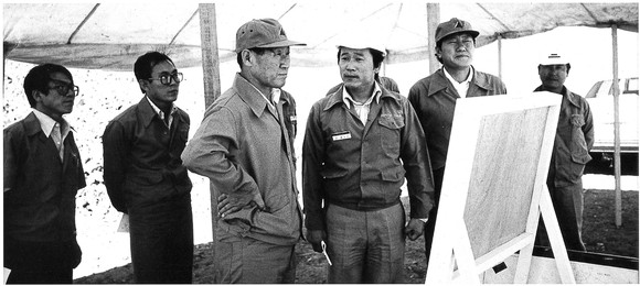 정주영 선대회장이 사우디아라비아 주베일 산업항 건설 현장을 둘러보며 현황을 점검하고 있다. ⓒ 현대자동차그룹