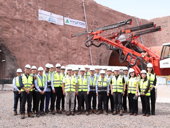 정의선 회장이 건설 현장 임직원들과 기념 촬영을 하고 있다. ⓒ 현대자동차그룹