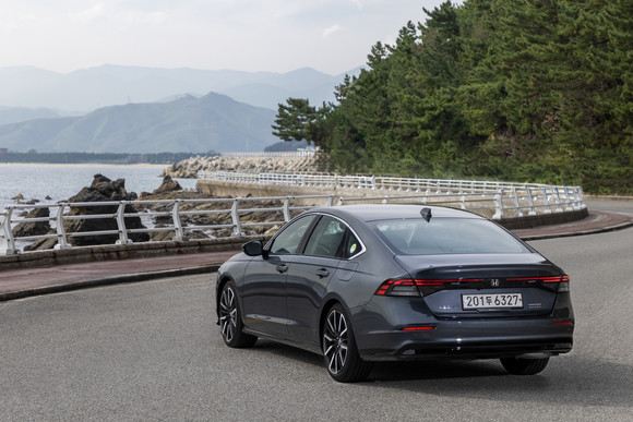 11세대 올 뉴 어코드는 더 커진 차체로 압도적인 존재감을 발휘한다. ⓒ 혼다코리아