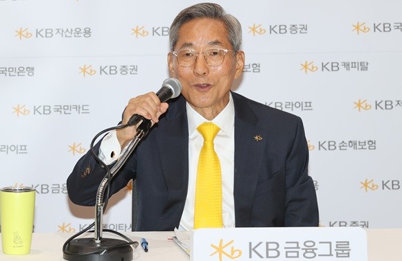 24일 정치권에 따르면 윤종규 KB금융그룹 회장이 국회 정무위원회에 국정감사 '불출석 사유서'를 제출했다. ⓒ 연합뉴스