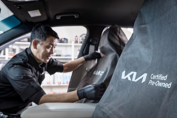 상품화 전담 인력이 친환경 시트 커버를 씌우고 있는 모습. ⓒ 기아