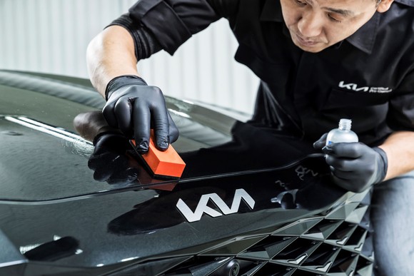 상품화 전담 인력이 차량 외관에 최고급 유리막 코팅을 하고 있는 모습. ⓒ 기아