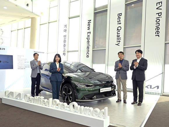 기아 국내사업본부장 권혁호 부사장(사진 오른쪽에서 두번째), 품질경영실장 김경철 상무(왼쪽에서 첫번째), 국내사업전략실장 김지민 상무(왼쪽 두번째), 국내CPO사업팀 이종혁 팀장(오른쪽 첫번째)이 EV6 인증중고차 앞에서 기념촬영을 하고 있는 모습. ⓒ 기아
