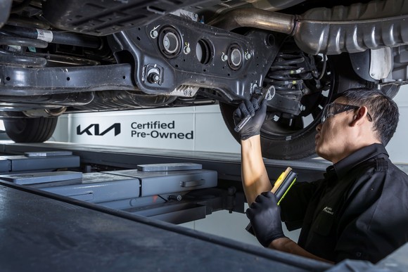 최종 출고검수 인력이 차량 하부를 검수하고 있는 모습. ⓒ 기아