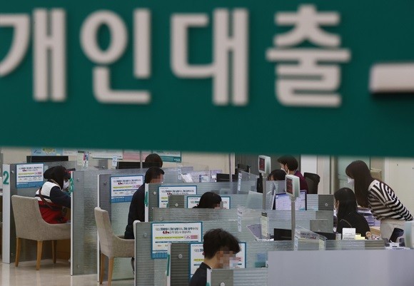 25일 금감원에 따르면 국내 10개 은행의 부행장이 대출 심사를 강화해 가계대출 관리에 나서기로 했다. ⓒ 연합뉴스