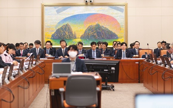 국회 정무위원회는 27일 오전 10시에 금융위원회·금융감독원 대상 종합감사를 시작했다. = 장민태 기자