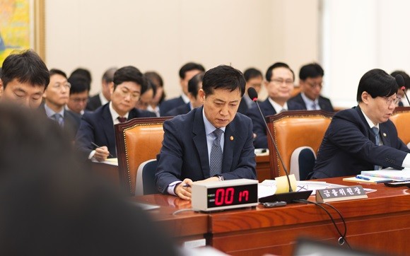 김주현 금융위원장이 27일 진행된 종합감사에 출석해 자료를 살펴보고 있다. = 장민태 기자