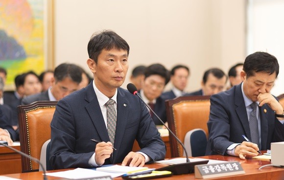 이복현 금융감독원장이 27일 종합감사에서 의원 질의를 듣고 있다. = 장민태 기자