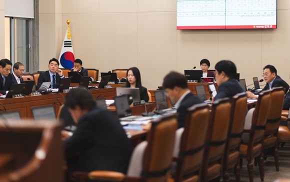 27일 국회 정무위원회가 향후 전체회의에서 윤종규 KB금융그룹 회장에 대한 고발을 의결하기로 했다. = 장민태 기자