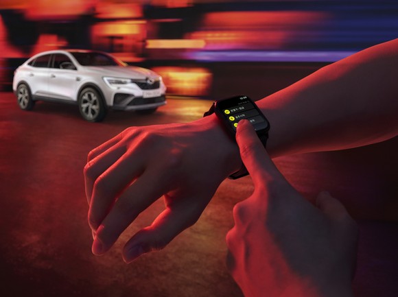 이지 커넥트 시스템을 탑재한 차량은 스마트폰이나 스마트워치에서 다양한 커넥티비티 서비스를 이용할 수 있다. ⓒ 르노코리아자동차