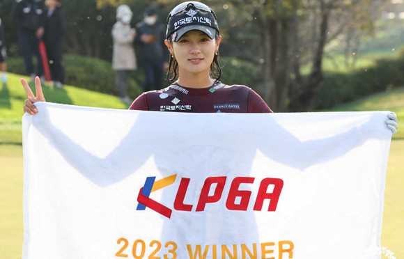 박현경은 지난 2021년 5월 크리스F&C KLPGA 챔피언십 이후 2년 6개월 만에 우승을 차지했다. ⓒ KLPGA