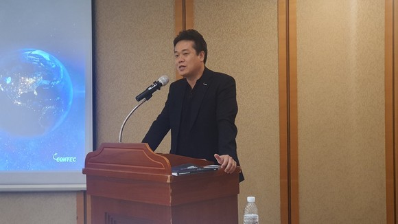 이성희 컨텍 대표이사가 지난 24일 여의도에서 열린 기자간담회에서 프레젠테이션을 진행 중인 모습. = 박기훈 기자