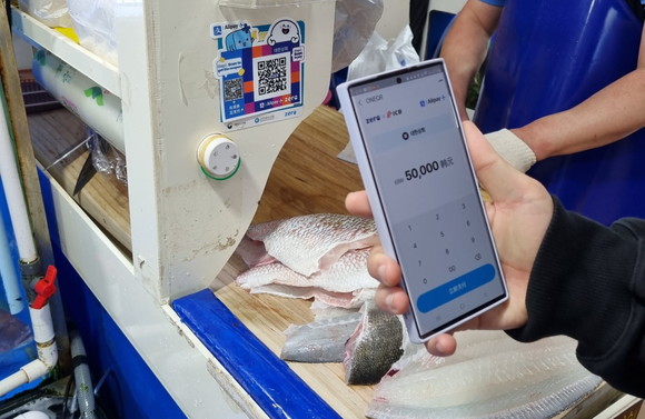 노량진 수산시장 내 제로페이×알리페이플러스 가맹점들의 거래가 한 달 사이 150% 큰 폭으로 증가했다. ⓒ ICB