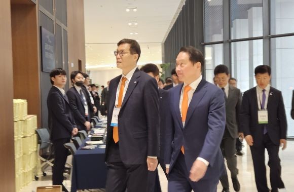 이창용 한국은행 총재와 최태원 대한상의 회장이 1일 개최된 공동 세미나에 참석하기 위해 입장하고 있다. = 장민태 기자