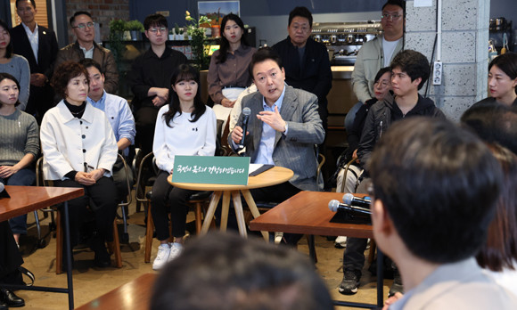 윤 대통령은 '민생 타운홀' 방식으로 비상경제민생회의를 주재했다. 회의에는 △주부 △회사원 △소상공인 등 다양한 직업과 연령대를 가진 국민 60여명이 참석했다. ⓒ 연합뉴스