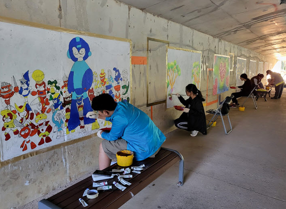 기장장애인복지관 소속 작가들이 경관개선을 위한 벽화조성사업에 참여하였다.ⓒ기장군