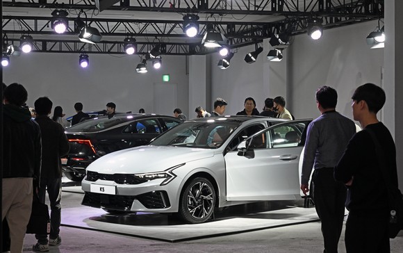 더 뉴 K5는 2019년 출시된 3세대 K5의 상품성 개선 모델이다. ⓒ 기아