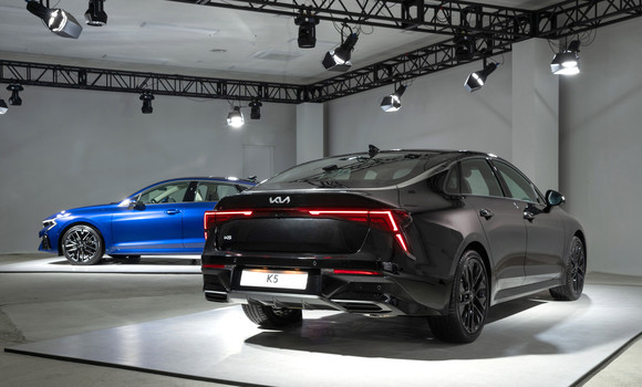 후면부는 강렬하고 존재감 있는 디자인을 완성했다. ⓒ 기아