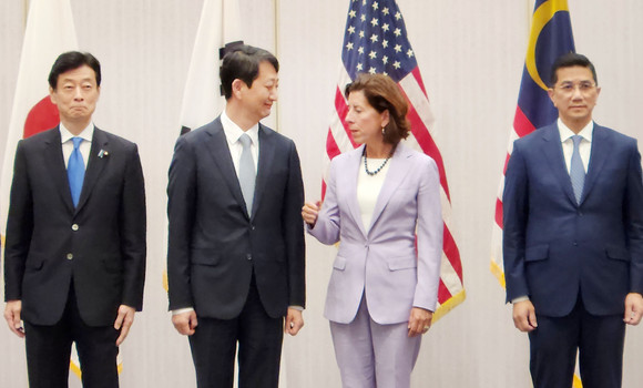 안덕근 산업통상자원부 통상교섭본부장(왼쪽에서 두 번째)이 지난해 열린 IPEF 장관회의에 참석한 모습. ⓒ 산업통상자원부
