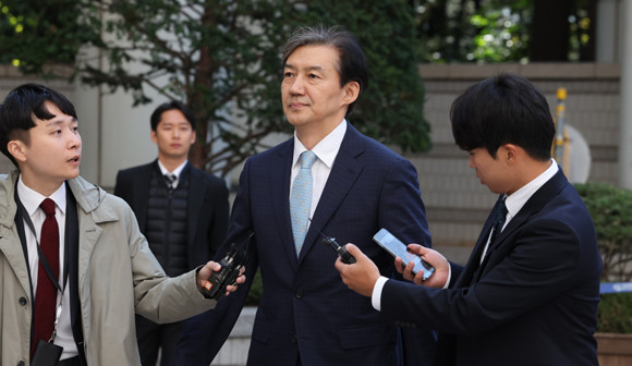 조국 전 법무부 장관이 내년 총선 출마를 시사한 것과 관련해 인천 연수을(송도)에 출마를 준비중인 김기흥 전 대통령실 부대변인이 이를 지적했다. ⓒ 연합뉴스