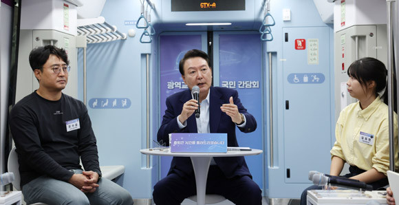윤 대통령은 국민과의 대화에서 GTX 노선 신설 및 연장에 대한 요구, 신도시 교통난 문제, 교통비 부담 등에 대한 현장의 목소리를 경청했다. ⓒ 연합뉴스
