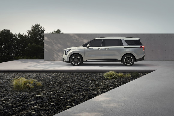 더 뉴 카니발은 정제된 세련미와 SUV같은 강인함이 조화를 이룬 외관을 갖췄다. ⓒ 기아