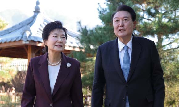 윤 대통령은 대구 박근혜 전 대통령 사저에서 박 전 대통령과 만나 약 1시간 가량 환담을 나눴다. ⓒ 연합뉴스