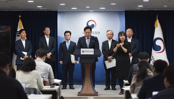 정부 주도로 출범한 새마을금고 경영혁신자문위원회가 14일 경영혁신안을 발표하고 있다. = 장민태 기자