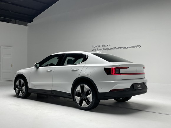 후면에는 밝기조절 기능이 있는 288개의 LED가 포함된 리어 라이트 블레이드 및 전면과 동일하게 폴스타 엠블럼이 무광택 마감 처리된 바디 컬러로 도색돼 있다. = 노병우 기자