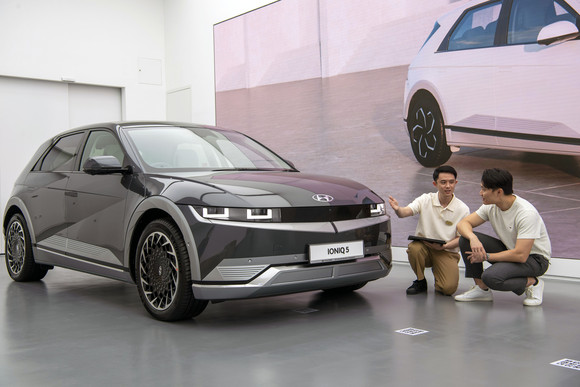고객 인도 공간에서 직원이 고객에게 아이오닉 5를 설명하고 있는 모습. ⓒ 현대자동차그룹