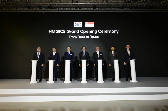 HMGICS 준공식에서 관계자들이 기념사진을 촬영하고 있다. ⓒ 현대자동차그룹