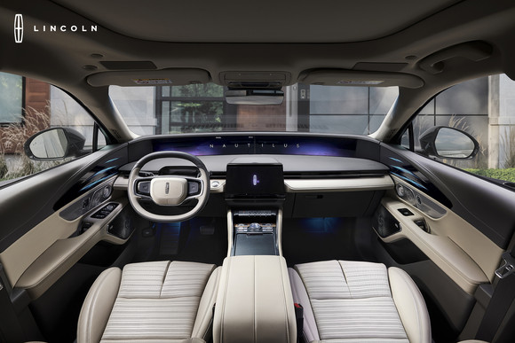 올-뉴 모델을 통해 선보이는 노틸러스의 주요 변화점이자 핵심 기능인 수평형 대형 디스플레이. ⓒ 링컨코리아