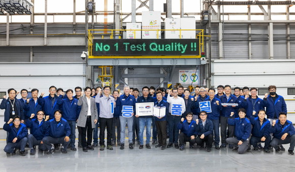 지난 23일 인천 부평 본사에서 개최된 품질 현장 투어에서 기념사진을 촬영하고 있다. ⓒ 한국GM