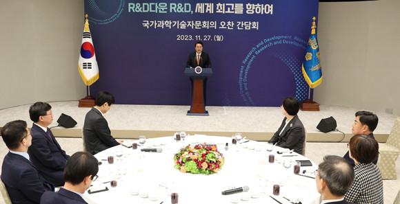 윤 대통령은 27일 용산 대통령실에서 제2기 신규 과학기술자문회 위원들에게 위촉장을 수여하고, 오찬을 가졌다. ⓒ 연합뉴스