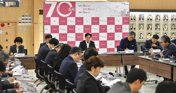 김 시장은 지난 27일 11월 확대간부회의를 주재하고 관할구역 변경시 행정적 벼화를 시민들이 잘 숙지할 수 있도록 전 직원의 적극적인 관심을 당부했다. ⓒ 김포시