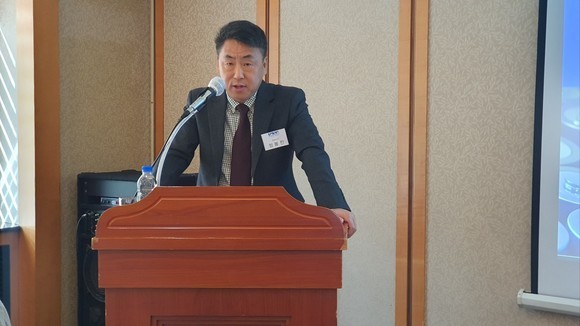 정봉진 케이엔에스 대표이사가 지난 21일 열린 IPO 기자간담회에서 프레젠테이션을 진행 중인 모습. = 박기훈 기자