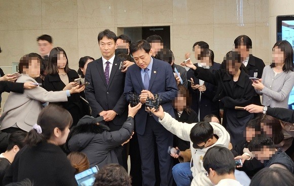 김주현 금융위원장이 지난 20일 금융지주회장단 간담회를 마친 뒤 상생금융 규모에 대해 말하고 있다. = 장민태 기자