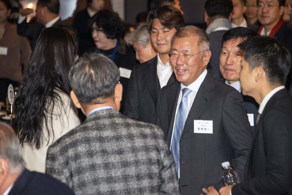 정의선 현대차그룹 회장(대한양궁협회장)이 '2023 한국 양궁 60주년 기념 행사'에서 양궁인들과 대화를 나누고 있는 모습. ⓒ 현대자동차그룹