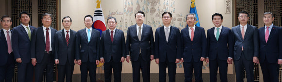 윤 대통령은 4일 용산 대통령실에서 신임수석비서관들에게 임명장을 수여했다. ⓒ 연합뉴스