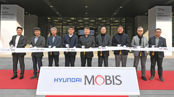 개소식 참석자들이 테이프 커팅을 진행하고 있다. ⓒ 현대모비스