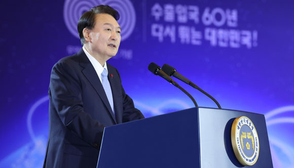 윤 통령은 취임 이후 5차례 수출전략회의를 주재하고, 전 세계 90여 개국 정상을 150여 차례 만나는 등 세일즈 외교를 펼치며 우리 기업의 수출과 해외 진출을 적극 지원해 왔다. ⓒ 연합뉴스