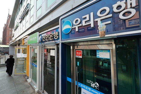 금융소비자는 오는 6일부터 QR코드로 은행 ATM에서 현금을 인출할 수 있다. ⓒ 연합뉴스