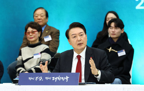 윤 대통령은 '부산시민의 꿈과 도전' 격려 간담회에서 엑스포 유치에 뜨거운 열망을 보여준 부산 시민에게 감사의 말을 전했다. ⓒ 연합뉴스