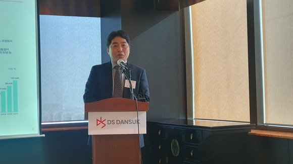 김종완 DS단석 대표이사가 IPO 기자간담회에서 프레젠테이션을 진행 중인 모습. = 박기훈 기자