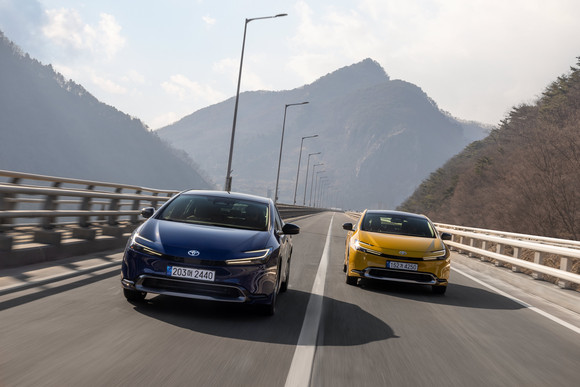 5세대 프리우스는 불필요한 조형 요소와 캐릭터 라인을 배제해 심플한 디자인을 추구했다. ⓒ 토요타코리아