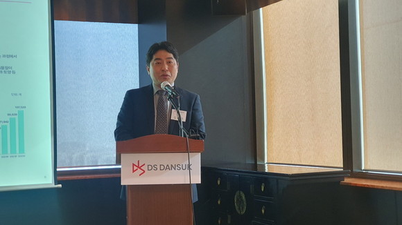 김종완 DS단석 대표이사가 지난 8일 열린 IPO 기자간담회에서 프레젠테이션을 진행 중인 모습. = 박기훈 기자