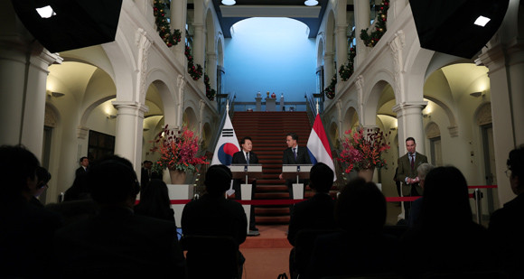 윤 대통령은 "한국과 네덜란드 간에 반도체 동맹을 구축하겠다고 하는 것은 저희들이 반도체의 초격차를 유지하고, 최첨단의 기술을 함께 구축하기 위해 중요한 과학기술적인 문제들에 대해 함께 논의·해결·정보공유를 한다는 뜻"이라며 "저희들의 목표는 한국과 네덜란드가 반도체 분야에서 세계 최고의 초격차를 만들어 나아가겠다는 것"이라고 말했다. ⓒ 연합뉴스