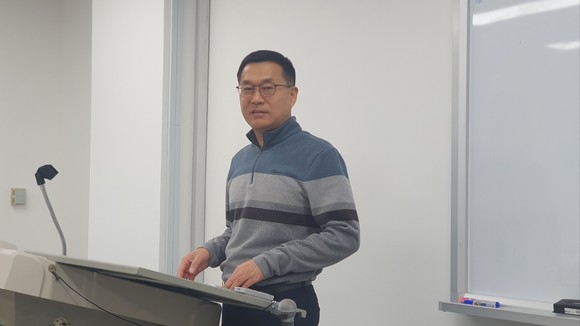 권영완 KU-KIST 융합대학원 연구교수가 15일 '한국초전도저온학회 검증의 'LK-99 검증 백서'에 대한 구체적 반박' 기자간담회를 열고 상온 초전도체와 관련한 입장을 밝혔다. = 박기훈 기자