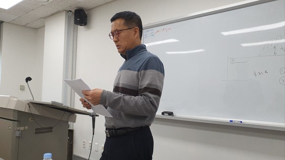 권영완 교수가 기존 논문들의 차이점에 대해 분석하며 설명하고 있다. = 박기훈 기자