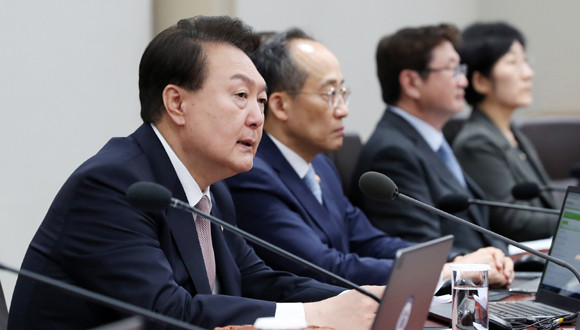 윤석열 대통령이 헌법이 정한 기한을 보름 넘게 지난 예산안 확정을 빨리 확정해 달라고 국회에 요구했다. ⓒ 연합뉴스